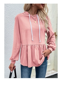 Dettaglio felpa rosa chiaro con coulisse bianche e design con orlo a balze a strati
