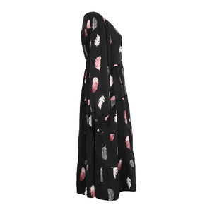 Détail de robe longue noire à manches longues avec imprimé plumes et jupe à plusieurs niveaux