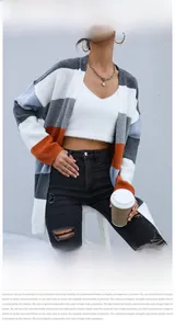Détail d'un cardigan en maille à rayures multicolores avec un design patchwork à manches longues