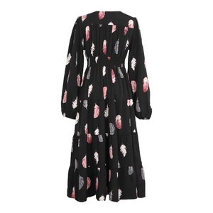 Détail de robe à manches longues, imprimé plumes, col en V et jupon à volants