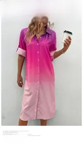 Dettaglio dell'abito a camicia sfumato rosa con colletto a punta e bottoni bianchi