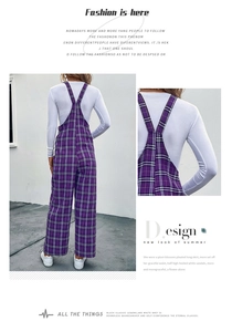 Dettaglio della salopette a quadri viola con gamba larga e design a vita alta