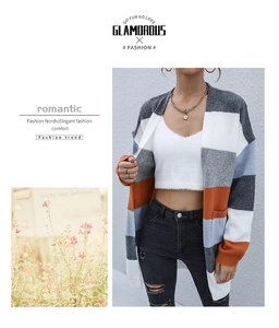 Détail d'un cardigan en maille à rayures colorées avec texture de haute qualité et style