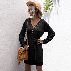 Robe noire en tricot gaufré pour femme avec col en V, manches longues et ceinture nouée