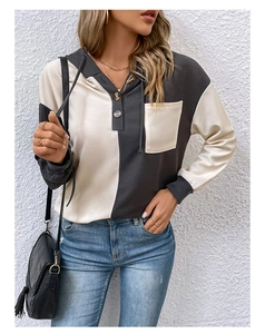 Dettaglio del tessuto waffle a contrasto e scollo Henley con bottoni sulla felpa