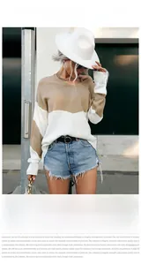Détail d'un pull en maille à col en V avec design bicolore et poignets en bord-côte