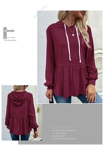 Dettaglio della felpa con cappuccio bordeaux con orlo a balze e coulisse per le donne