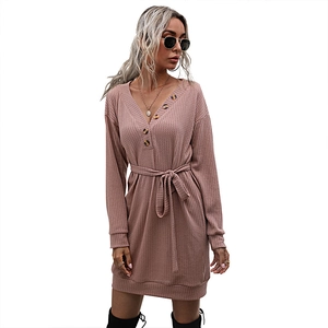 Robe midi en maille gaufrée à manches longues et col en V avec ceinture rose poudré