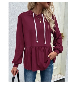 Dettaglio felpa con cappuccio bordeaux con maniche raglan e orlo a balze e coulisse bianca