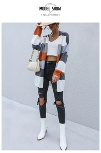 Détail de la maille d'un cardigan long à rayures colorées avec des bandes orange et bleues