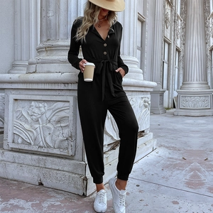 Tuta lunga nera da donna con cappuccio, maniche lunghe, scollo a V e cintura in vita annodata