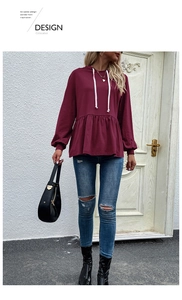 Dettaglio felpa bordeaux con cappuccio a coulisse e orlo a balze plissettato da donna