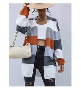 Détail du cardigan en maille à rayures multicolores avec poignets côtelés et texture
