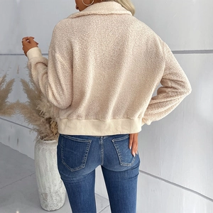 Giacca da donna in pile sherpa color crema con collo alto e cerniera, vista posteriore