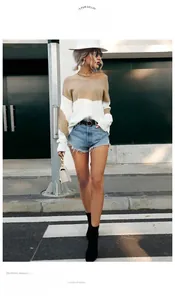 Détail d'un pull en maille bicolore avec patchwork kaki et blanc et col en V ample