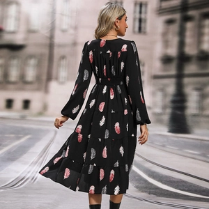 Robe longue noire élégante à manches longues avec imprimé plumes et jupe à volants chic