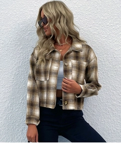 Détails de la veste chemise courte à carreaux avec boutons ambre et poches cargo