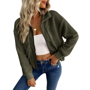Giacca sherpa da donna verde militare con cerniera e collo alto su sfondo bianco