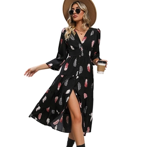 Robe longue femme à manches longues, col en V, imprimé plumes et boutonnée avec fente