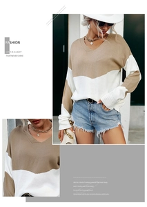 Détail d'un pull en maille col V avec patchwork ondulé kaki et blanc et poignets côtelés