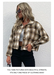 Détail d'une veste à carreaux marron avec poches poitrine et fermeture à boutons