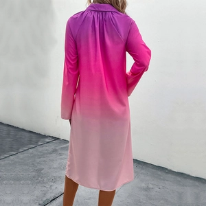 Abito a camicia da donna autunnale a maniche lunghe con sfumatura viola rosa e piega