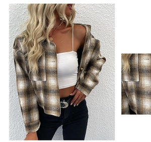 Détails du motif à carreaux marron en flanelle et de la poche sur cette veste courte