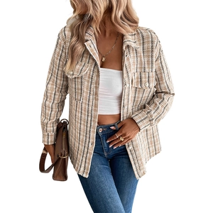 Giacca in tweed a quadri da donna beige e marrone con bottoni di perle e taschini