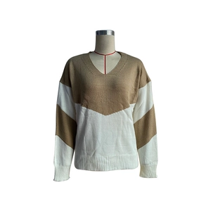 Détail de face du pull en maille à col en V bicolore camel et blanc avec poignets côtelés
