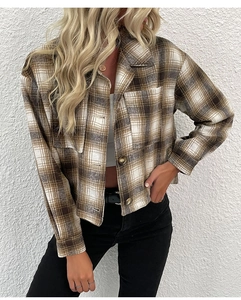 Vue détaillée d'une veste courte à carreaux pour femme avec revers et boutons en métal