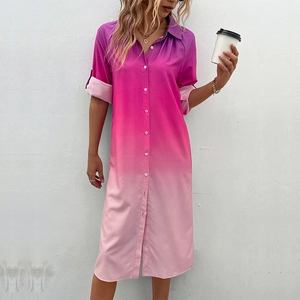 Abito a camicia lungo da donna a maniche lunghe, sfumatura viola-rosa con colletto e bottoni