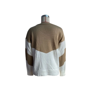 Détail du motif en tricot bicolore marron et blanc au dos du pull à manches longues
