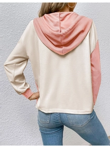 Dettaglio del tessuto a nido d'ape e design a contrasto rosa su felpa con cappuccio donna