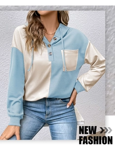 Dettaglio della felpa con cappuccio in maglia a nido d'ape con design a blocchi di colore