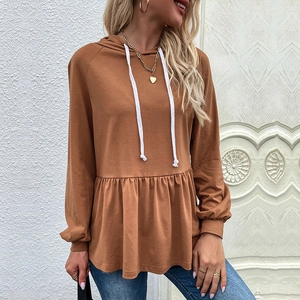Felpa con cappuccio da donna color caramello con orlo a peplo e maniche raglan
