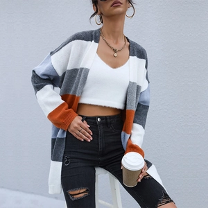 Gilet en maille rayé pour femme aux couleurs variées avec jean noir décontracté