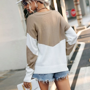Pull en maille chic avec motif color-block beige et blanc en V dans une vue de rue