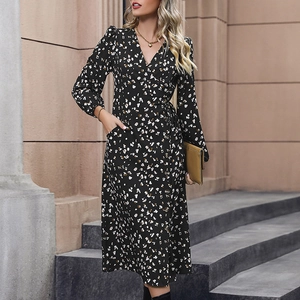 Abito midi nero a fiori con maniche lunghe, scollo a V e tasche laterali