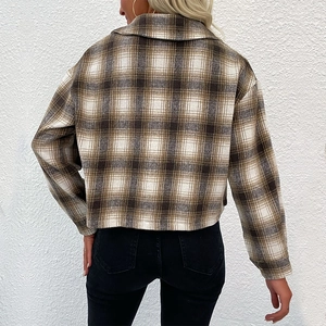 Vue arrière d'une veste courte à carreaux marron et beige en laine mélangée pour femme chic