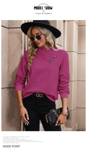 Détail d'un sweat-shirt fuchsia foncé à col asymétrique et boutons de style vintage