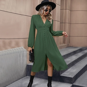 Dettaglio dell'abito midi verde scuro con scollo a V e tessuto plissettato testurizzato