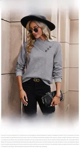 Détail du sweat-shirt gris à manches longues avec tissu texturé et col croisé boutonné