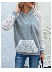 Vue détaillée du sweat à capuche gris clair avec empiècements en dentelle blanche