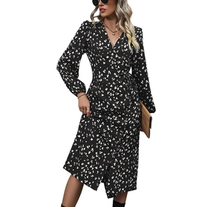 Abito midi nero a fiori da donna con scollo a V incrociato e dettagli con bottoni