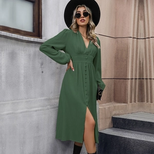 Abito lungo verde scuro con scollo a V, maniche lunghe e spacco frontale elegante