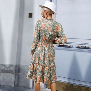 Robe fleurie avec col en V, manches longues et ourlet à volants de style rétro chic