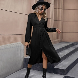 Dettaglio di un abito midi nero a maniche lunghe con scollo a V e bottoni decorativi