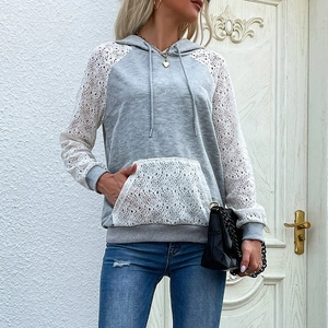 Sweat à capuche gris pour femmes avec manches en dentelle blanche et poche kangourou