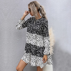 Langärmeliges Stufenkleid mit schwarz-weißen Punkten und eleganten Volants am Saum
