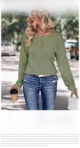 Détail du haut en tricot vert avec col henley et cinq boutons ronds en bois